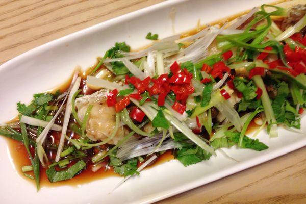 取一乾淨的盤，將魚片依序放到盤中，淋上豆豉及泡豆豉水，在魚身上依序鋪上蔥絲、香菜、辣椒末。
燒熱沙拉油，最後將滾燙的油淋在蔥絲等上即可。