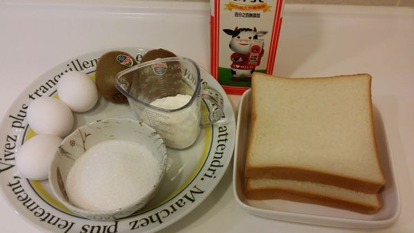 卡士達醬~

1. 蛋黃跟糖 狂打成乳霜狀

2. 加入低筋麵粉  繼續狂打

3. 加入事先溫熱的牛奶及香草粉  (拜託不要滾燙的  不然會變成蛋花湯喔)

4. 把蛋糊倒回剛剛加熱牛奶的鍋子小小火加熱  (如果家裡有篩子  可以將蛋糊過篩)