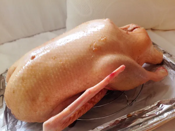 用刷子將醬料均勻塗抹在鴨身，烤盤上（需鋪烘培紙） 放烤架（以便鴨油直接滴在烤盤上，而不沾身），鴨胸朝上放在烤架上進已預熱10分鐘160度(加旋風）的烤箱，全部需烤2小時。