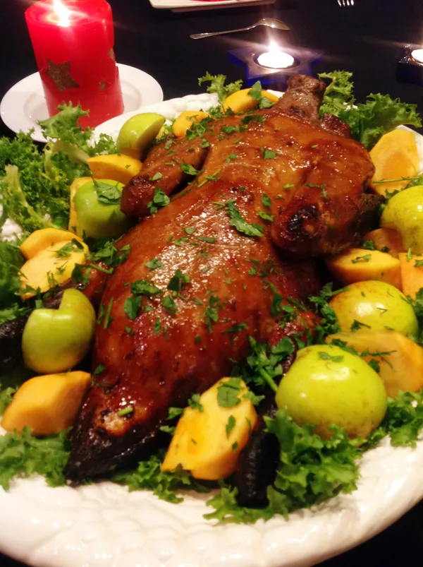 擺盤：將蘿蔓葉放在大盤子的底層，烤鴨置中，周圍擺水果，撒上細蔥。