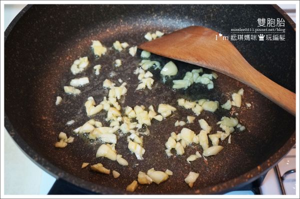 將奶油及蒜未在平底鍋上平均分散於每一處。