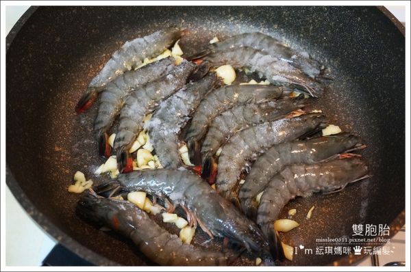然後蝦子就可以平舖在平底鍋上了。