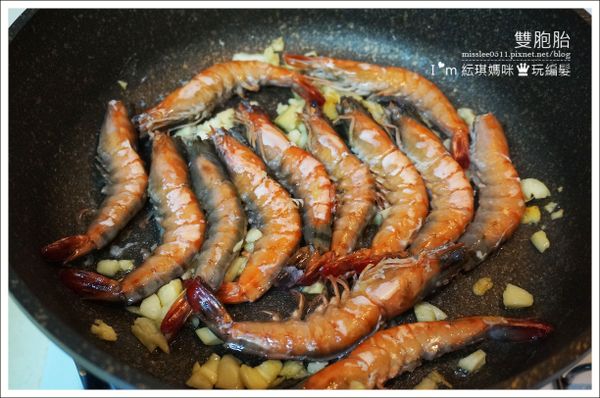 見蝦子變橘色時，即可翻面 (請開中小火煎煮即可)
謹記別煎太久，否則蝦肉會過老，而且黏著蝦殼口感就遜掉了。