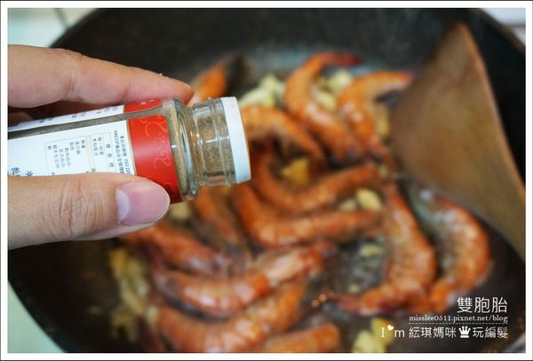然後在蝦上灑上胡椒提味。