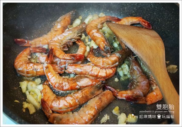 見蝦子變橘色時，即可翻面 (請開中小火煎煮即可)
謹記別煎太久，否則蝦肉會過老，而且黏著蝦殼口感就遜掉了。
