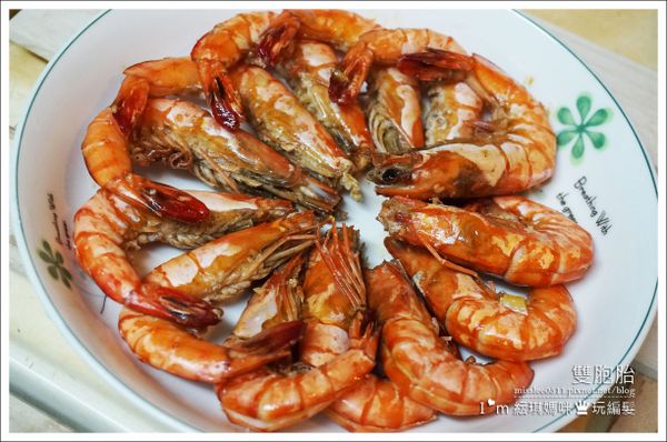 面蝦子皆變成橘色後，就可立即起鍋，這時可先關火避免蒜末焦黑掉，並先將蝦子夾起擺列於盤子中。其餘爆香的蒜未請先留至平底鍋中。