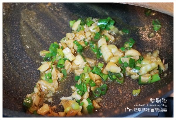 再來…再重新開火，並將蔥末下鍋和蒜香稍微拌炒一下即可關火。
