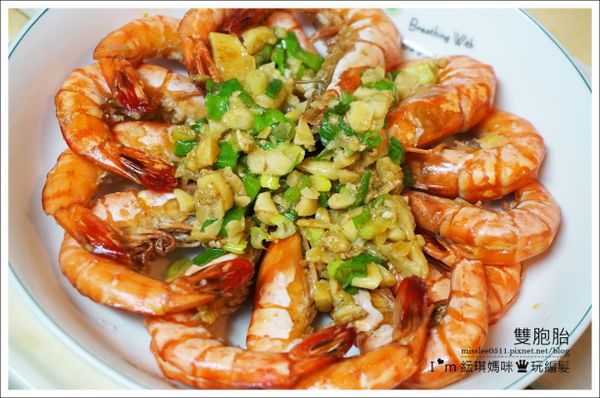 最後將這香蔥加上奶焗蒜淋到蝦子上即完成。
