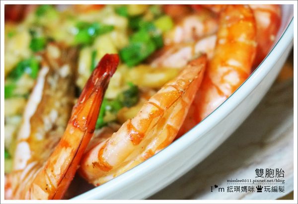 細看蝦背，被劃開後的蝦背，湯汁也較容易含在蝦身內，咬起來口感佳。