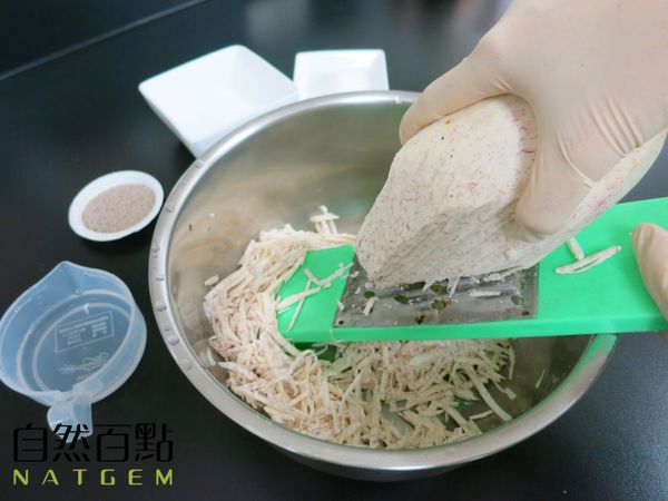 將芋頭洗淨去皮，切成細絲