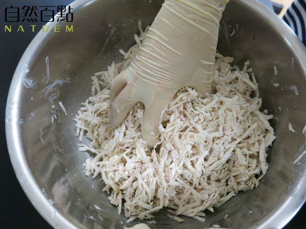 用手不停攪拌，至芋頭絲變軟出水