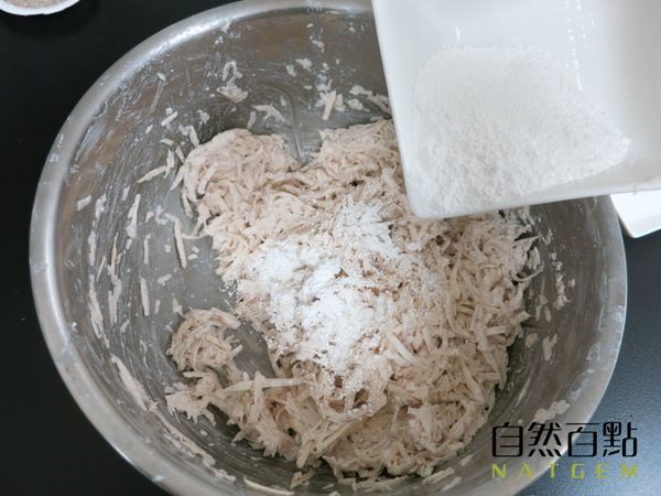 加入細粒地瓜粉攪拌均勻，至地瓜粉完全吸收水份變黏稠。
(若加入地瓜粉後，芋頭籤過乾時，可斟酌添加適量水份)