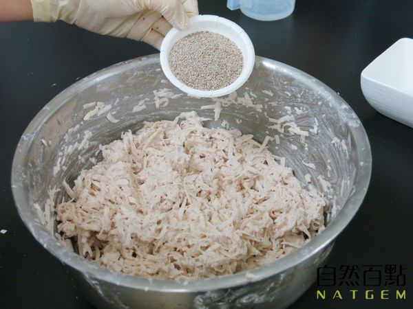 加入奇亞籽攪拌均勻