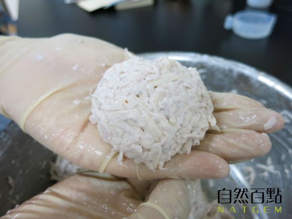 依個人喜好份量，捏成扎實的小球狀(約50g/顆)