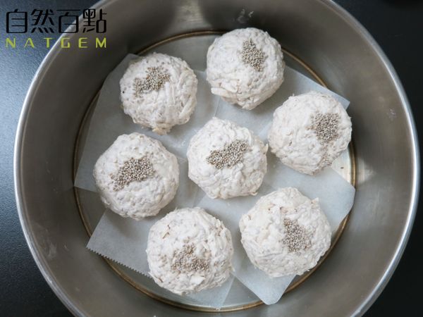 蒸鍋預熱，放入後舖盤好的芋頭籤丸，蒸煮25至30分鐘