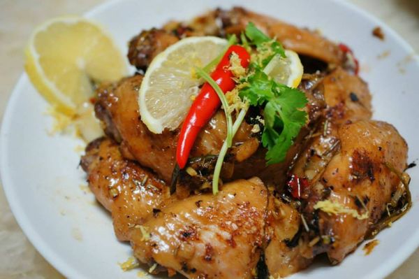 起鍋排盤，最後放上小辣椒、檸檬片、檸檬皮屑和芫茜即可。