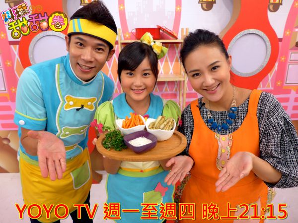 將美乃滋、酸黃瓜末及檸檬汁放進碗中混合均勻，調製成酸奶醬，再與煎好的蔬菜條一起搭配食用即可