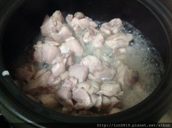 雞腿煎出油脂，爆香薑末、蒜末、蒜辣醬（辣椒亦可）鴻喜菇略炒