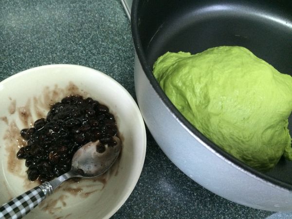 將材料拌勻（餡料除外）