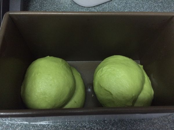 將圓球接口收好，放入長方形多士模