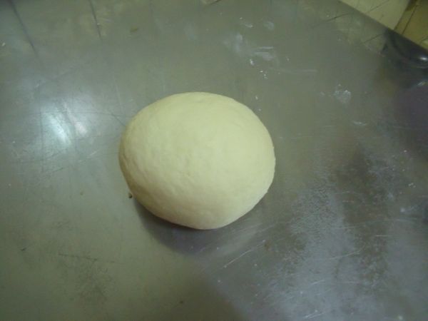 將所有材料放入盆中攪拌,再放在桌上搓揉均勻,鬆弛40~1小時。