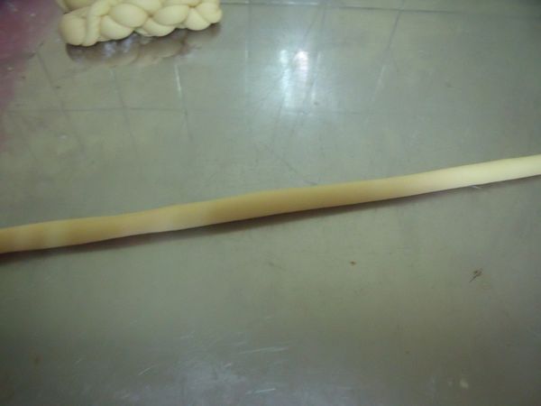 把切好的段,揉成長條後,右手向上,左手向下搓揉,讓它有扭曲的形狀。