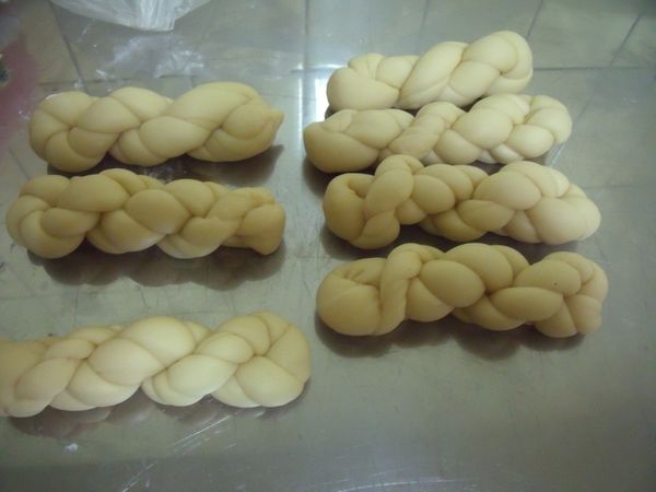 再把右手的接點交到左手,這個時候它會旋轉,轉成圖片的樣子,再把剛從右手的接點穿過左手食指的位置就完成了。＿