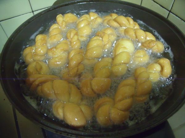 麻花捲浮起來後,將火改中火,約炸四分鐘,炸至金黃即可,不要炸太久會變太硬,顏色撈起後會變的更深。