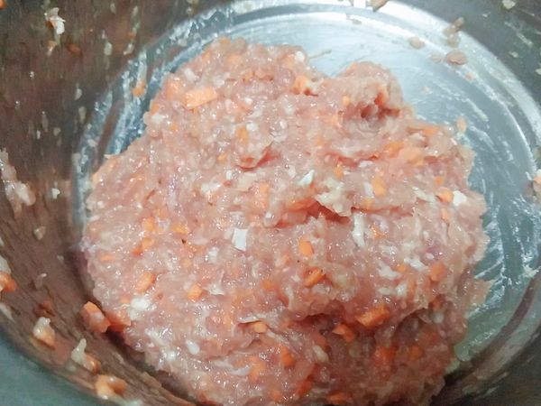 再全部混合，攪拌均勻，甩打絞肉，使絞肉產生黏著性，這樣會使肉更加紮實Ⓡ