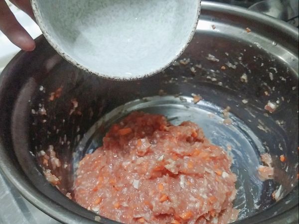 然後再加適量的水20g，加入絞肉中，再繼續甩打絞肉，再加一些水20g，加水的動作，是為了防止蒸出來的肉變柴柴Ⓡ