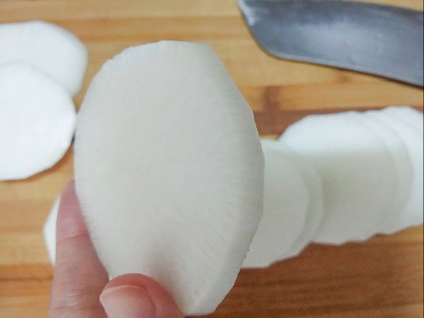把白蘿蔔切片成0.5公分厚Ⓡ