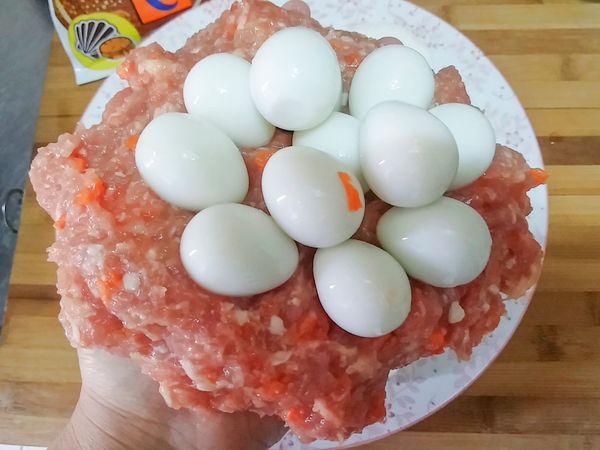 再把鳥蛋放置在絞肉中Ⓡ