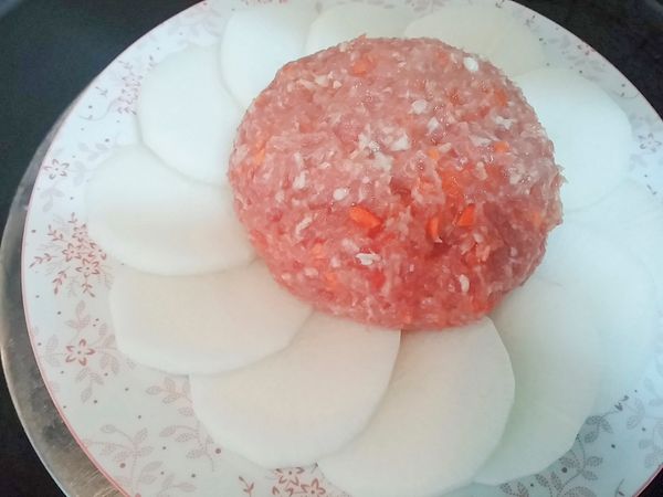 再把肉團放置白蘿蔔中間，整理一下外觀Ⓡ