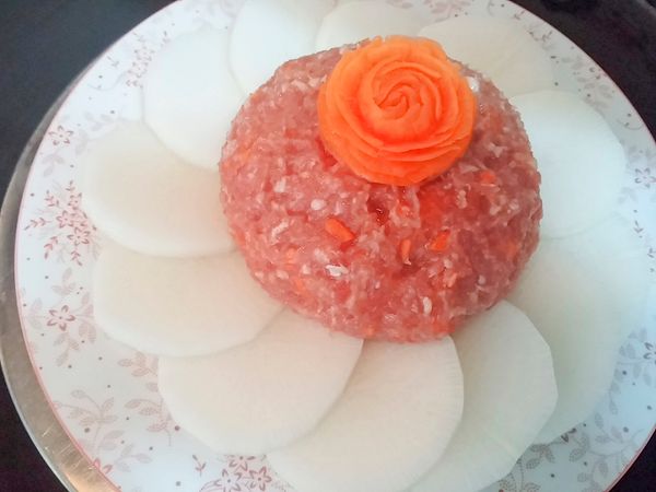 如有蔬果雕花，一併放在肉團中間一起蒸，如沒有，這段就省略掉。入冷水鍋，蓋鍋蓋，大火燒開後，轉中小火蒸35分左右Ⓡ