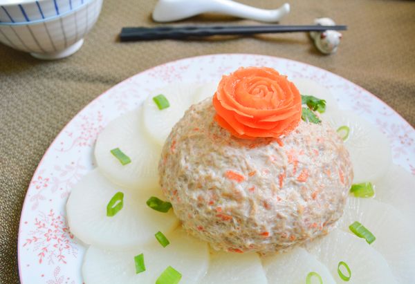 蒸好後，盤子中會有一些湯汁，再小心的把湯汁倒入鍋中，然後加入適量太白粉水勾芡，淋上一些香油拌均匀，再淋上蒸好的肉團蘿蔔上，最後再灑上蔥末即完成Ⓡ