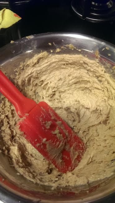 將牛油與糖打滑至淡白色