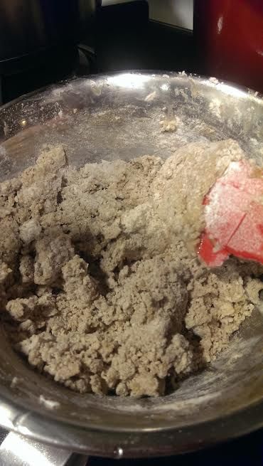 用手輕輕將牛油與粉類搓勻，不要太大力，輕力會令曲奇更鬆脆