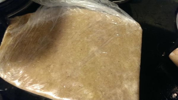 將麵糰放入保鮮袋內？用手輕壓平，再放冰箱一小時