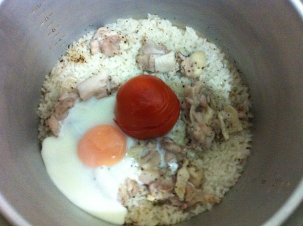 雞肉丁先用鹽，胡椒醃過。再依網路食譜，將食材，調味料依序放入鍋內，按下電鍋開關，跳起來後，打顆蛋，再悶3分鐘左右，蕃茄雞肉飯就完成了!