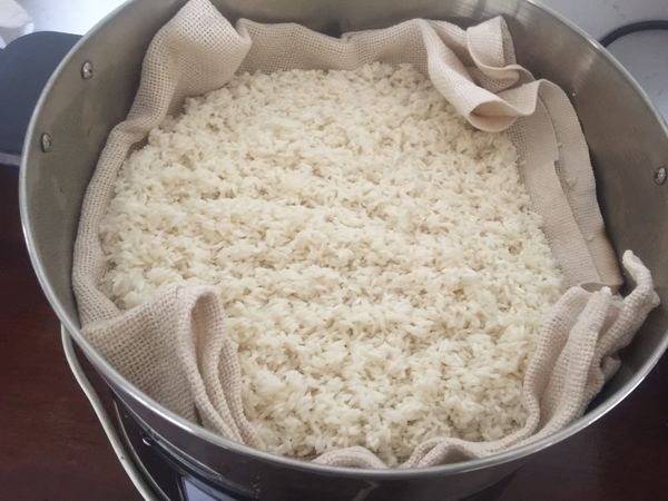 先將糯米泡2小時候, 瀝掉水後拿去蒸 (不要蒸太軟, 因為到時會倒進麻油雞裡一起拌, 太軟米會糊掉)