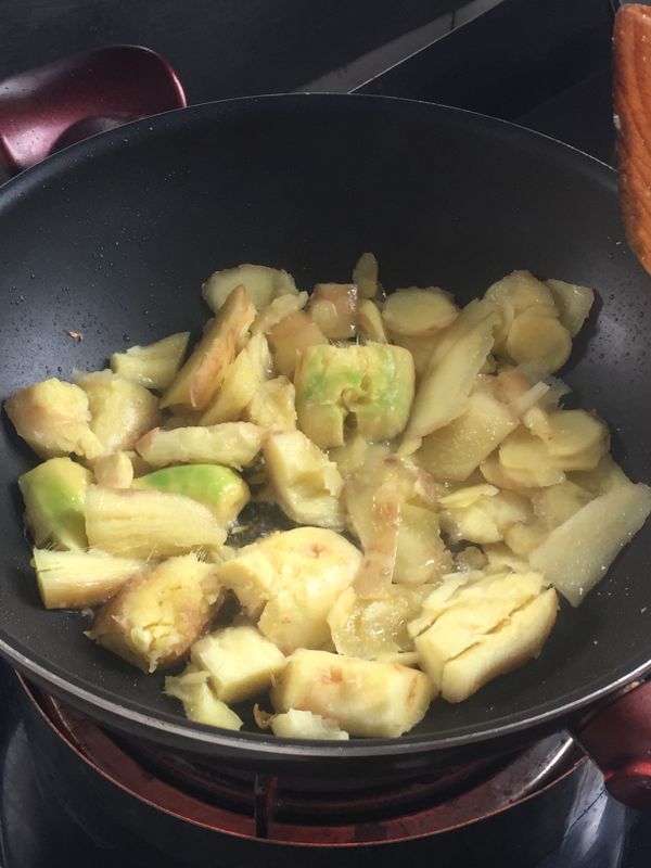 用中大火倒入苦茶油(或一般的油)先爆薑, 等到金黃酥脆 (不用麻油去爆是怕會有苦味, 這個煮法也很好吃)