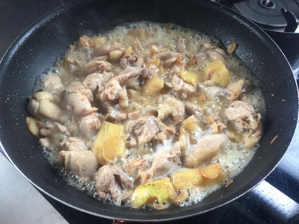 米酒倒到雞肉高度的一半(喜歡酒味就可以加多一點)