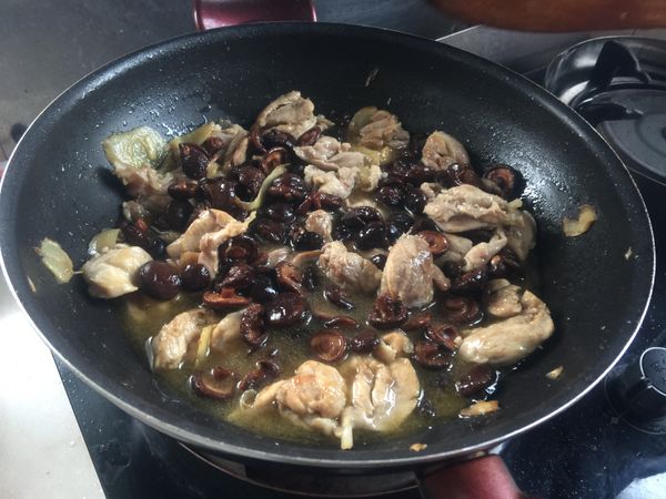 將泡發的香菇到進去煮到軟