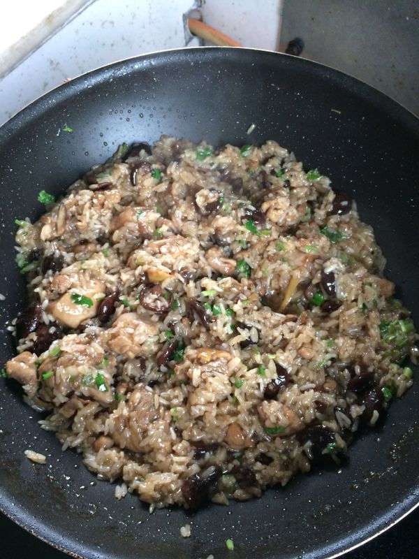 將切碎的香菜放進鍋拌均勻就完成