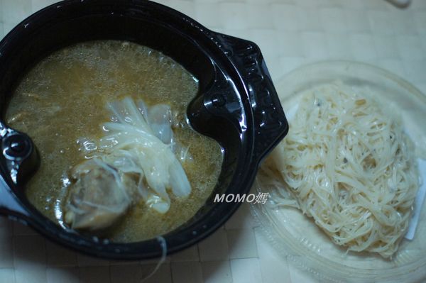 將麻油雞麵線的麵線撈出