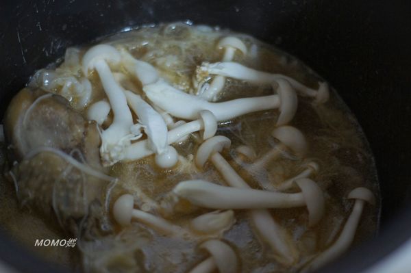麻油雞腿和湯汁加上白飯半碗.
放入電鍋.按下煮粥的開關.
等到電鍋跳起就完成了