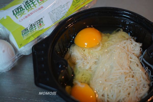 麵線加入蛋2顆.加上鹽少許.白胡椒少許一起拌勻