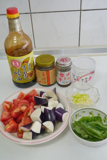 牛蕃茄切塊、茄子切滾刀塊、青蔥切花備用。
