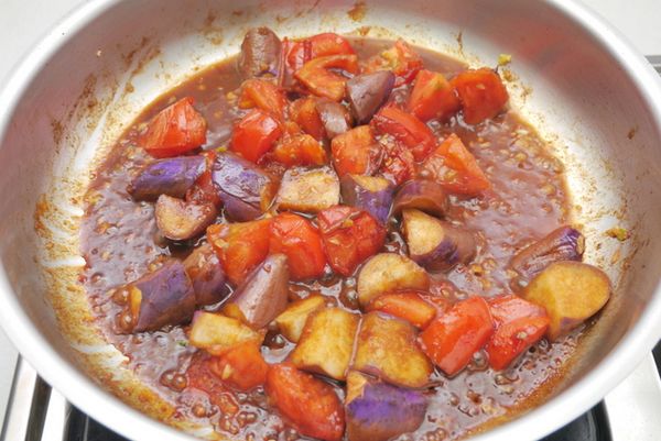 加入＜調味料＞翻炒均勻，煮滾後轉小火，蓋鍋燜煮10分鐘。