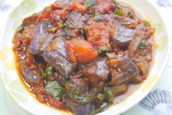 起鍋前加入蔥綠、九層塔快速翻炒一下即完成。